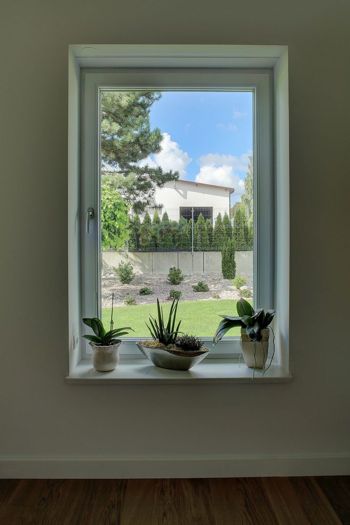 A reference window (single-sash) that allows to compare the heat transfer coefficients of windows.