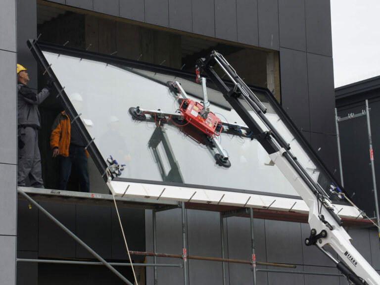 Installation of an aluminium display window.