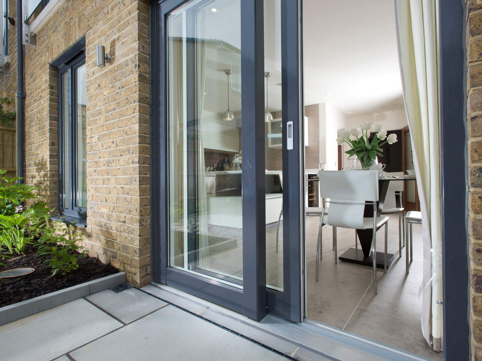 Wood-aluminium lift and slide door in the living room.