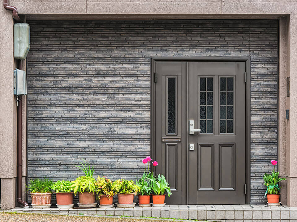 Classic door with a handle